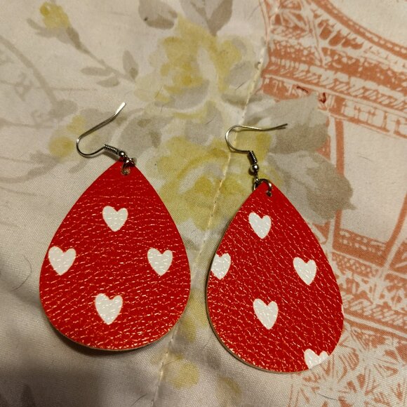 Cotton Candy Jewelry - cute flax leather heart earrings.